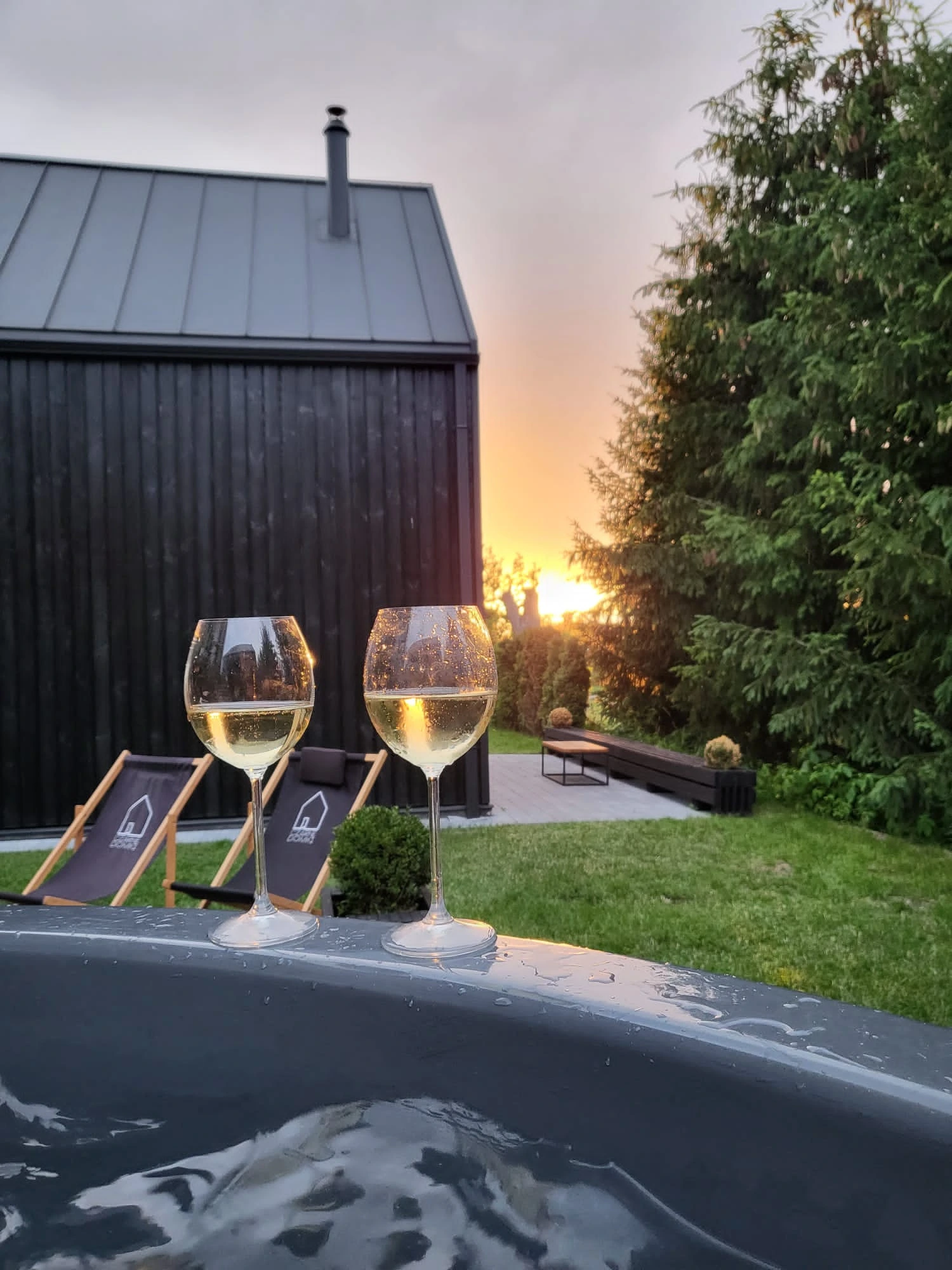 Czarne domki Zachód Słońca