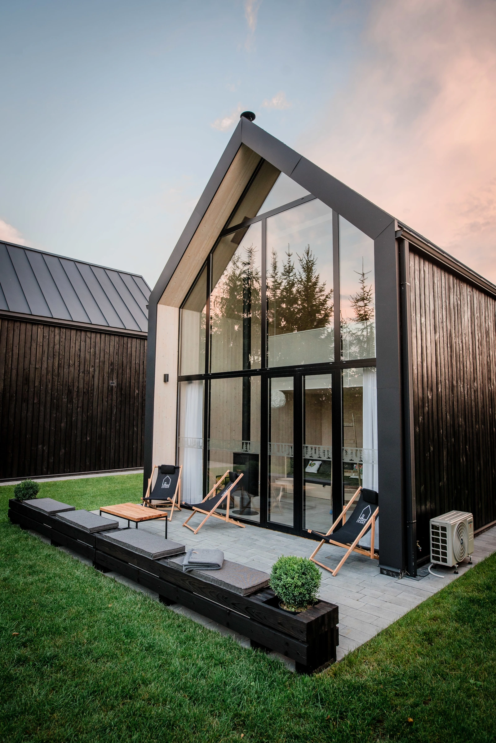 Czarne domki widok na domek